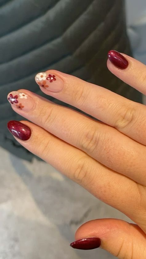 Burgundy Nails With Flower Design, Burgundy Nails With Flowers, Fall Nails Red Burgundy, Dark Flower Nails, Dark Wine Nails With Design, Maroon And Gold Nails Design, Maroon Nails With Design, Nails That Go With A Red Dress, Marron Nails