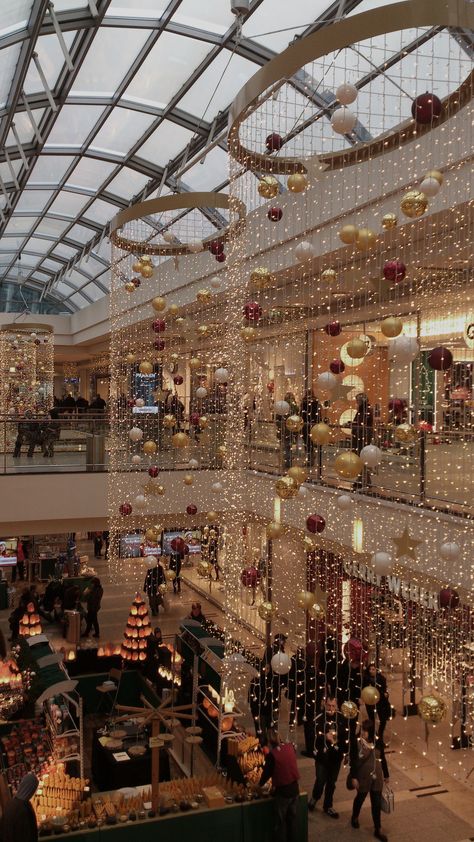 Mall During Christmas, Christmas Tree Shopping Aesthetic, Christmas Mall Aesthetic, Funny Farewell Cakes, Christmas Shopping Aesthetic, Christmas Core, Mall Christmas, New York Noel, York Christmas