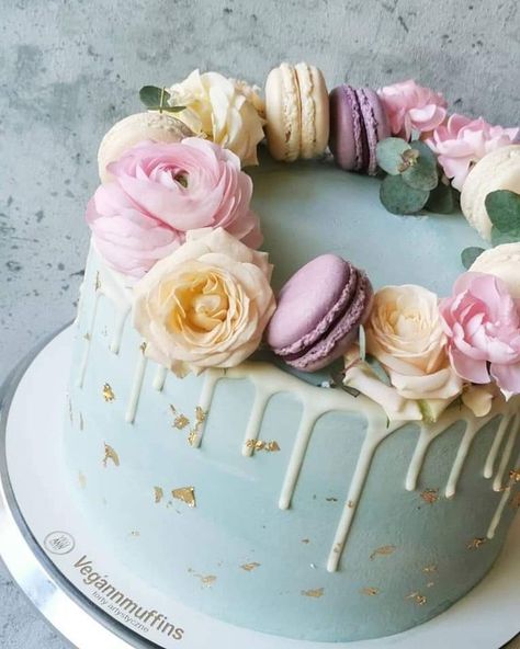 Cake Decorated With Macarons And Flowers, Birthday Cake With Flowers And Macaroons, Macaroon And Flower Cake, Flower Macaron Cake, Cake With Macarons And Flowers, Birthday Cake With Macarons, Macaroon Cake, Buttercream Birthday Cake, Teen Cakes