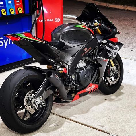 Aprilia Rsv4 1100 Factory, Kawasaki Motorcycles Sport Bikes, Aprilia Motorcycles, Aprilia Rsv4, Best Motorbike, Motorcycle Artwork, Мотоциклы Cafe Racers, Custom Street Bikes, Bmw Wagon