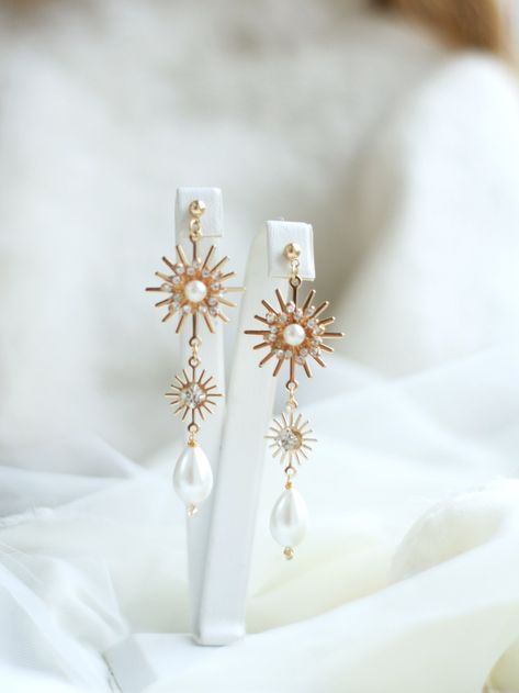 Wedding Earrings Gold, Celestial Wedding Theme, Wedding Earrings Pearl, Gold Wedding Earrings, Earrings Gold Pearl, Starry Night Wedding, Flower Hair Accessories Wedding, Gold Star Earrings, Gold Pearl Jewelry