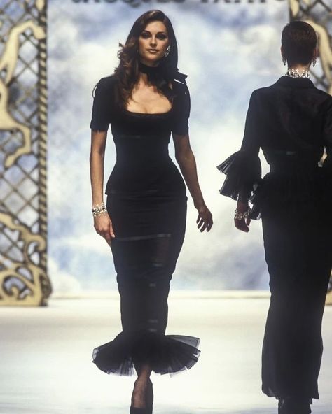 All Posts • Instagram Vintage Runway Fashion, Black Runway, Jacques Fath, 90s Runway Fashion, Runway Fashion Couture, Vintage Runway, Claudia Schiffer, Dolce E Gabbana, Naomi Campbell