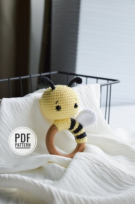 Crochet Bee Rattle, Crochet Bee Blanket, Honey Bee Crochet, Lapghan Crochet, Crochet Rattles, Bee Crochet Pattern, Rattle Crochet, Baby Toys 6 Months, Grandma Crafts