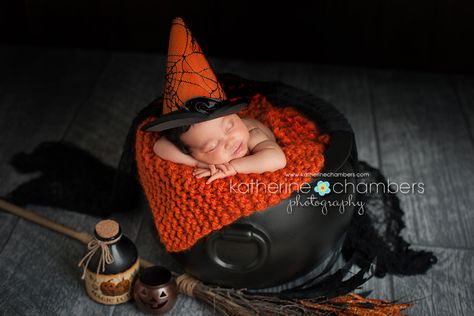 Newborn Witch Photography, Halloween Newborn Photography, Halloween Baby Pictures, Halloween Baby Photos, Fall Baby Pictures, Photo Bebe, Baby Milestones Pictures, Newborn Halloween, Baby First Halloween