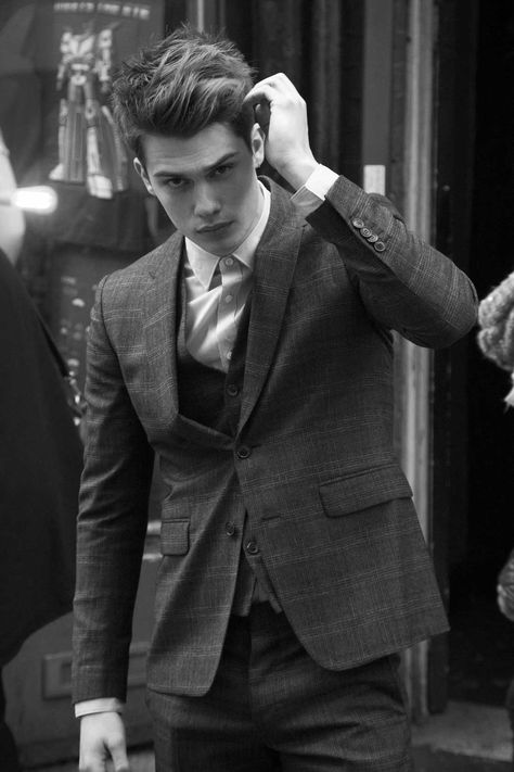 Nicholas Galitzine, Man Crush Everyday, Colin O'donoghue, Poses For Men, Random Things, Celebrity Crush, Walking, Wattpad, Actresses