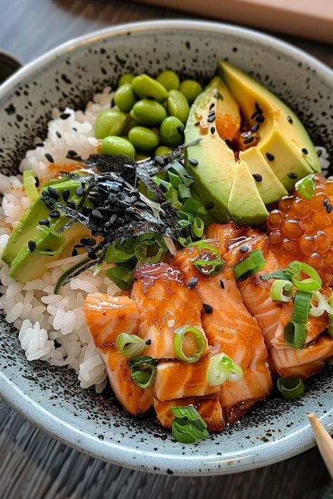 Smoked Salmon Sushi Bowls, Sushi Salmon Bowl, Sushi Bowl Sauce, Healthy Sushi Bowl, Salmon Avocado Cucumber, Sushi Rice Bowl, Marinate Salmon, Salmon Sushi Bowl, Sashimi Bowl