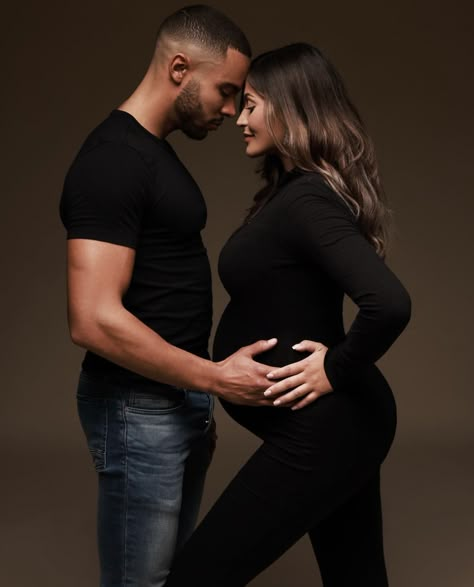 Family Pregnancy Photoshoot, Maternity Family Photos, Couple Maternity Poses, Pregnant Photos, Studio Maternity Shoot, Maternity Dresses Photography, Studio Maternity Photos, Cute Pregnancy Pictures, Maternity Photo Outfits