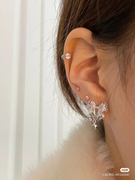 Ethereal Jewelry, Pretty Ear Piercings, Cute Ear Piercings, Cute Piercings, Tragus Piercings, Ear Piercing, Jewelry Outfit, Piercing Tattoo, Jewelry Inspo