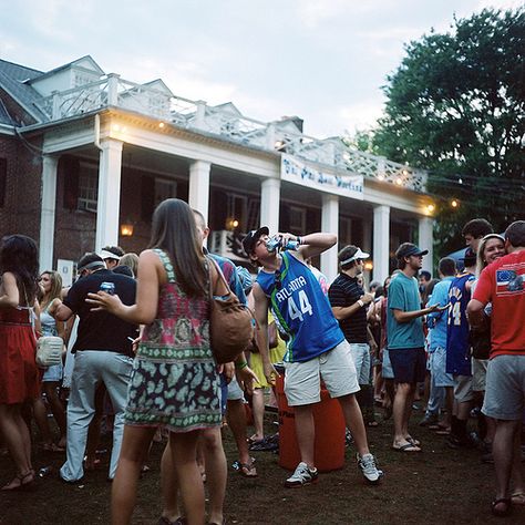 What to do and not to do at a fraternity party. Frat Party Themes, Frat Boy Aesthetic, Frat Party Aesthetic, Frat Boy Costume, Fanfiction Aesthetic, Teenage Fun, Frat Outfits, Pong Tournament, Frat Party Outfit