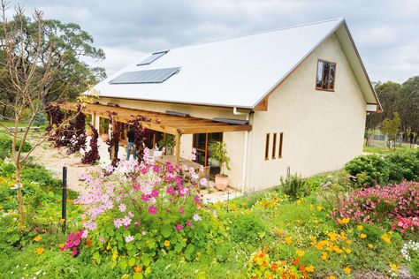 Straw Bale Building, Grand Designs Australia, Straw Bale Construction, Cob Building, Wattle And Daub, Straw Bale House, Straw Bale, Straw Bales, Cob House