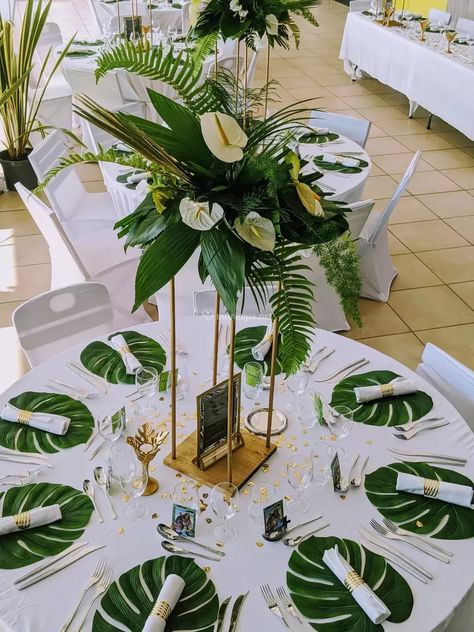 Havana Nights Party Decorations Ideas, Carribean Party Theme, African Centerpieces Ideas, Jungle Theme Table Decor, Safari Wedding Decor, Elegant Luau, Jungle Theme Wedding, Tropical Green Wedding, Tropical Engagement Party