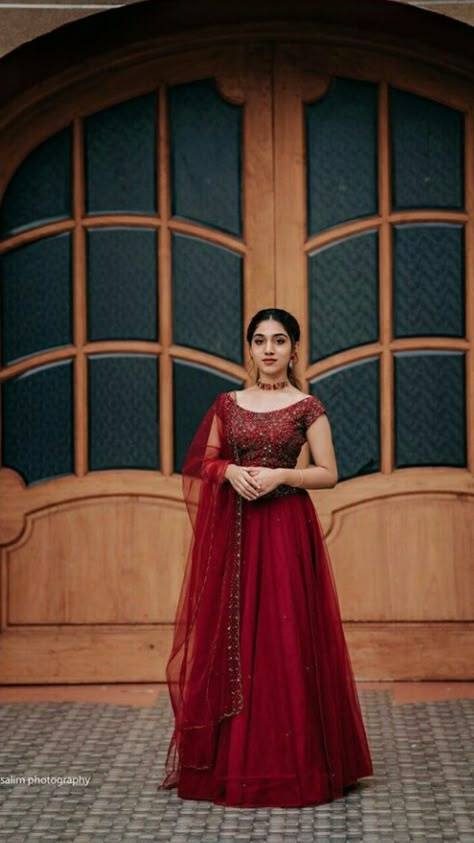 Crop Tops For Reception, Simple Reception Lehenga, Bridal Lehenga Poses, Reception Dress Ideas Indian For Sister, Simple Reception Dress Indian, Skirt And Blouse Wedding Dress, Lehangas Bridal Engagement, Christian Bridal Lehenga, Outfit For Reception Indian