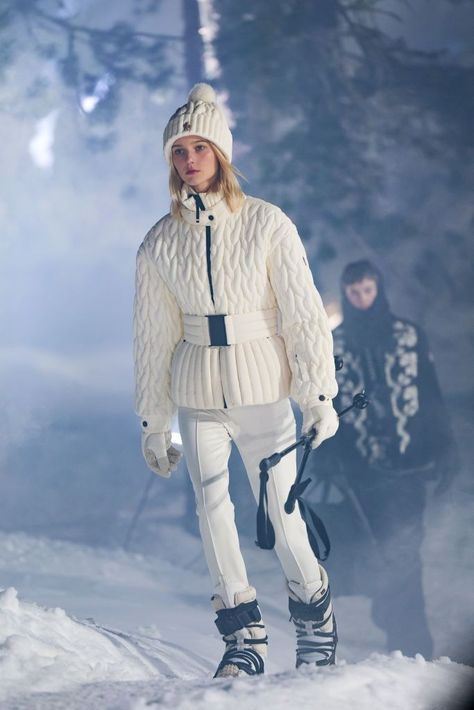 Moncler Grenoble Fall Winter 2024 – Runway Moncler Runway, Short Grunge Hairstyles, Winter Sporty Outfits, Mini Mullet, Growing Out A Pixie Cut, Skiing Clothes, Growing Out A Pixie, Grunge Hairstyles, Moncler Ski