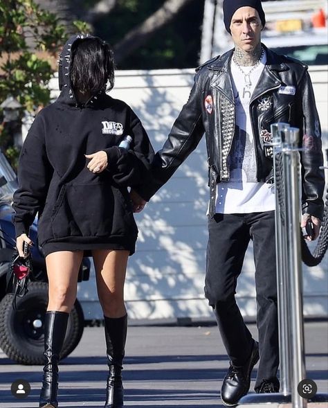 Kourtney And Travis, 90s Girl Fashion, Girls Night Crafts, Rock Star Outfit, Kourtney Kardashian Style, 90s Girl, Travis Barker, Feminine Women, Kardashian Style