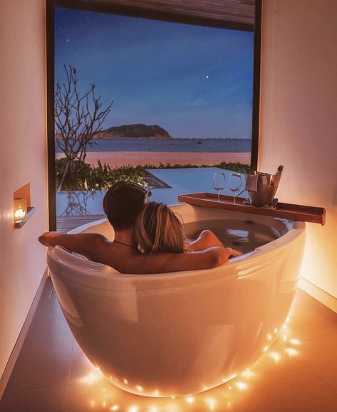 Couples Bathtub, Romantic Bathrooms, Romantic Bath, Dream Dates, Romantic Questions, Honeymoon Photos, Romantic Photos Couples, Fotos Goals, Relationship Goals Pictures