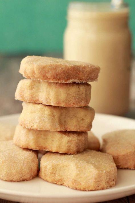 Perfectly crunchy vegan shortbread cookies. This small batch recipe contains just 4-ingredients and makes 8-9 shortbread cookies. Easy and insanely good! | lovingitvegan.com Shortbread Christmas, Vegan Shortbread Cookies, Easy Vegan Cookies, Vegan Oatmeal Cookies, Vegan Shortbread, Vegan Peanut Butter Cookies, Vegan Cookies Recipes, Healthy Vegan Snacks, Shortbread Cookie