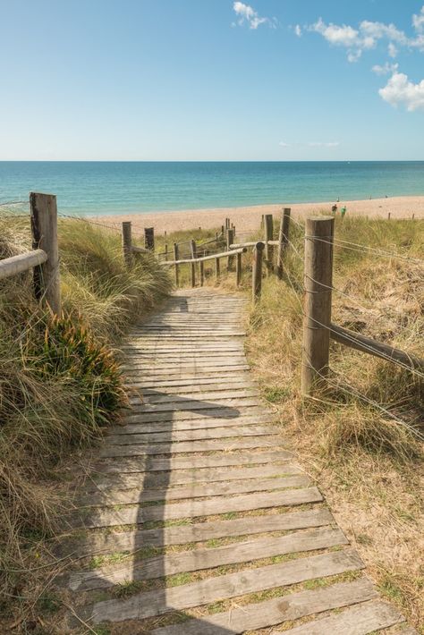 22 Beautiful Beaches Near London For A Seaside Day Trip - Secret London Seaside Uk, London Beach, Bournemouth Beach, Seaside City, Future Vision Board, Lido Beach, Uk Beaches, Secret London, Pretty Beach