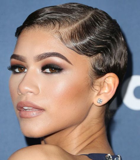 Zendaya Makeup, Zendaya Hair, Zendaya Style, Smoky Eyes, Zendaya Coleman, Penteado Cabelo Curto, Hair Makeover, Holiday Hairstyles, Smokey Eye Makeup