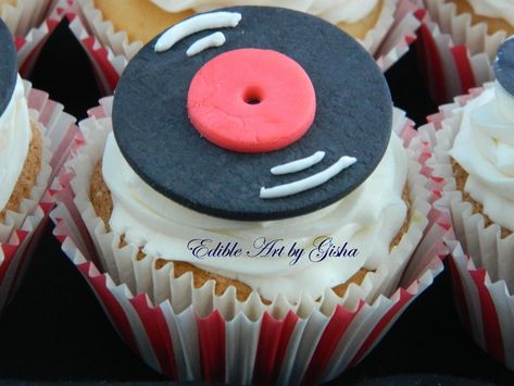 Record Cupcakes, Music Cupcakes, Dj Cake, Music Themed Cakes, Homecoming 2024, Rock N Roll Party, Music Themed Parties, Pop Cupcakes, Old School Music