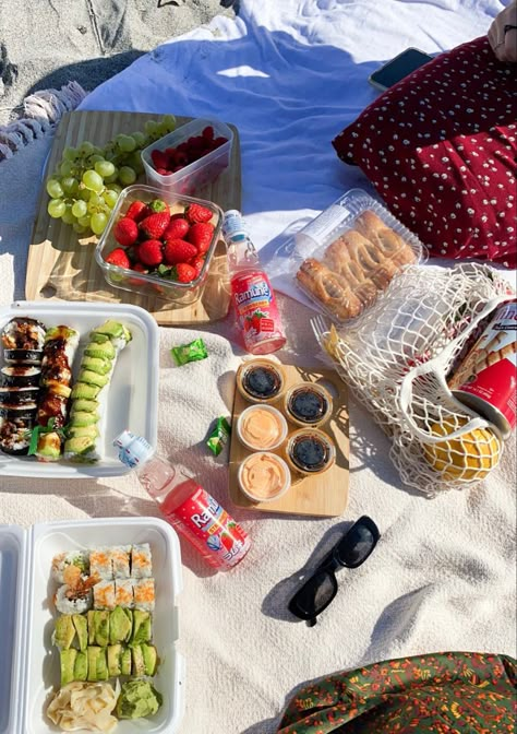 Beach Picnic Aesthetic, Beach Snacks, Picnic Aesthetic, Picnic Inspiration, Beach Bbq, Summer Baking, Picnic Birthday, Sleepover Food, Picnic Beach