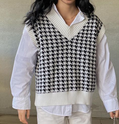 Houndstooth sweatervest with an all white outfit Check Vest, Knitted Sweater Vest, Houndstooth Sweater, Knitted Clothes, Sleeveless Jumper, High Street Fashion, Plaid Vest, High Fashion Street Style, College Fashion