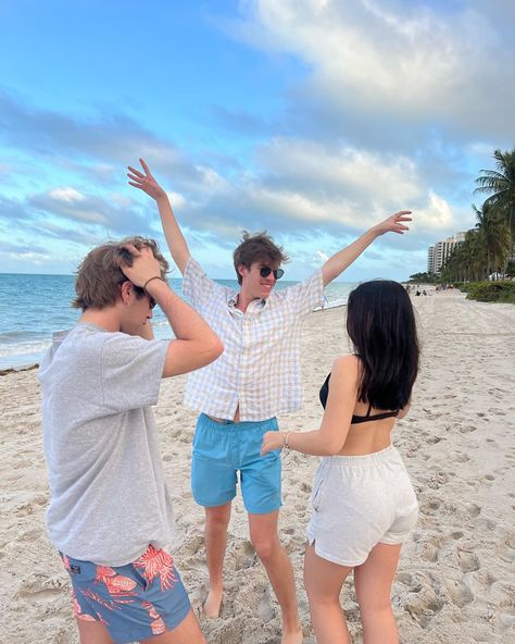 Trio Beach Poses, Beach Poses With Friends, Dream Summer, Group Pic, Beach Friends, Boy Best Friend, Friend Group, 2 Girl, Blue Beach