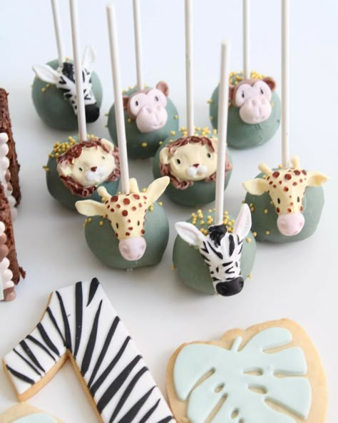 Jungle Candy Table, Wild One Cake Pops, Torta Za Rodjendan, Safari Cake Pops, Jungle Cake Pops, Animal Desserts, Safari Baby Nursery, Jungle Theme Cake, Born Two Be Wild