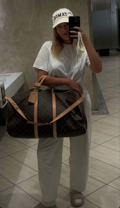 Lv Luggage, Airport Chic, Simple Work Outfits, Outfit Planning, Louis Vuitton Supreme, Louis Vuitton Luggage, Travel Vibes, Louis Vuitton Travel Bags, Airport Outfits