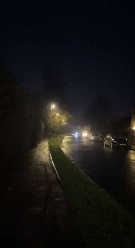 Night Walks Aesthetic, Dark Rainy Night, Dark Rainy Day, Cottage Gore, Uk Winter, Rainy Street, Pretty Views, Cold Rain, Rainy Day Aesthetic