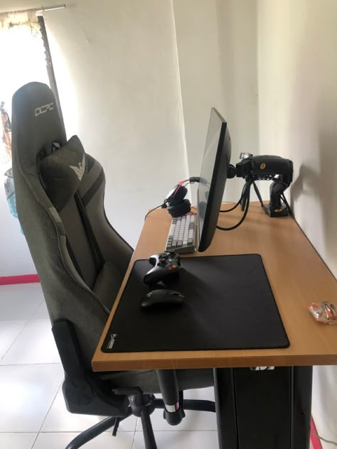 Laptop Gaming Setup, Gaming Bedroom, Home Office Set Up, Mens Bedroom Decor, Gaming Desk Setup, Computer Desk Setup, Gamer Setup, Desk Setups, Desk Layout