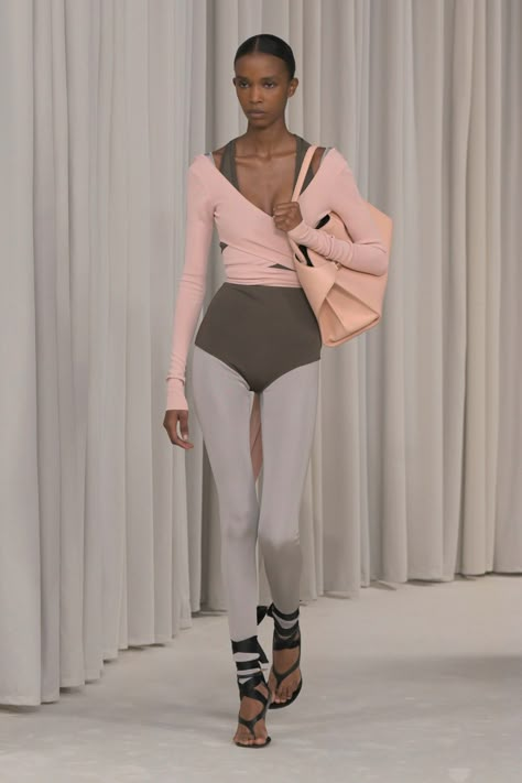 Ferragamo Spring 2025 Ready-To-Wear Collection [PHOTOS] Tall Woman Art, Ready To Wear 2025, Ballerina Editorial, Ballet Activewear, 2025 Summer Fashion, Spring Summer 2025, Cute Active Wear Outfits, Elevated Sportswear, Good Energy Club