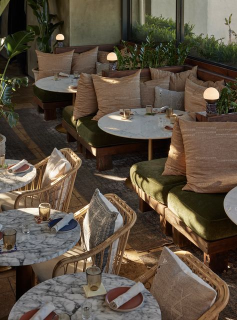 Outdoor Booth Seating, Luxurious Terrace, Booth Seating Restaurant, Terrace Designs, Design Terrace, Terrace Gardens, Outdoor Restaurant Patio, Terraced Gardens, Rooftop Restaurant Design