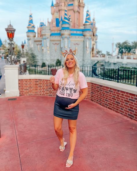 Pregnant Disney Shirt Ideas, Disney World Outfits Pregnant, Maternity Disney World Outfit, Disney Outfits Pregnant Women, Disney Maternity Photos, Pregnant At Disney World Outfit, Disneyland Maternity Outfit, Disney World Pregnant, Pregnant Disney Shirt