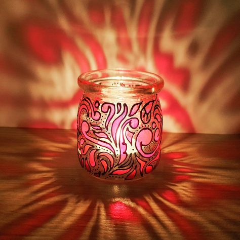 Glass Painted candle holder. Gift for Christmas 🎄 💕 Candle Glass Jar Ideas, Diy Painting Candles, Painted Candle Jars, Grad Dinner, Painted Glass Candle Holders, Acrylic Pens, Lantern Painting, Painting Glass Jars, Painting Candle Holders