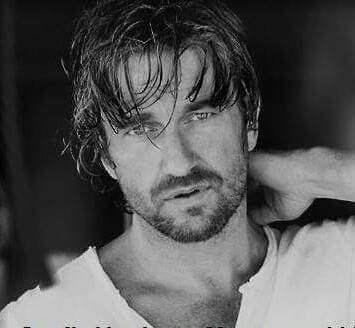 Gerard Butler Young, Scotish Men, Gods Of Egypt, Grunge Guys, Scottish Actors, Hollywood Men, Poster Boys, Boy Celebrities, Gerard Butler