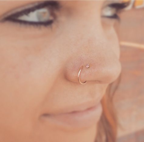 Absolutely in love with the double nose piercing Nose Piercing Placement, Nose Piercing Tips, Nose Piercing Care, Two Nose Piercings, Nose Piercing Bump, Double Nose Piercing, Nose Piercing Ring, Cute Nose Piercings, Nose Ring Jewelry