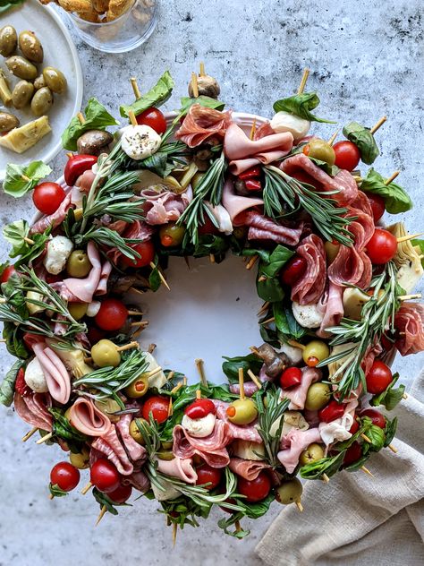 Charcuterie Board Wreath, Christmas Appies, Xmas Apps, Cheese Wreath, Charcuterie Wreath, Christmas Platters, Holiday Potluck, Christmas Entertainment, Holiday Cheese