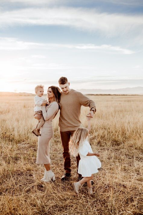 Family Of Four Outdoor Photoshoot, Family Christmas Pictures 4 People, Fall Family Field Photos, Fall Photoshoot Family Of Four, Wheat Field Family Photos, Family Photos With 2 Toddlers, Fall Field Photoshoot Family, Family Candid Photos, Family Pictures Poses For 4