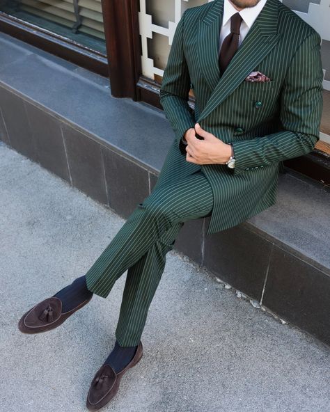 New Arrival | Archway Road ✨ Elevate your style with a tailored slim fit forest green double-breasted pinstripe men’s suit. The pinstripe pattern adds a touch of sophistication to the rich forest green hue, creating a harmonious blend of modern and classic. The peak lapels enhance its timeless appeal, making it ideal for formal events. This ensemble exudes confidence and refinement, allowing you to stand out with a distinctive and sophisticated look. Whether for upscale gatherings or special... Pinstripe Suits Men, Green Pinstripe Suit, Stylish Mens Suits, Grad Pictures, Pinstripe Pattern, Outfits Hombre, Green Suit, Grad Pics, Pinstripe Suit