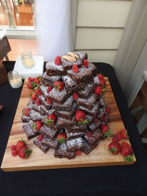 Brownie Tower, Coffee Bar Wedding, Wedding Brownies, Sommer Mad, Cake With Strawberries, Diy Dessert, Dessert Platter, French Cheese, Coffee Wedding