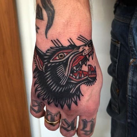 Wolf Wolf Tattoo Traditional, Old School Sleeve, Black And White Tattoo, Hands Tattoo, Tattoo Old School, Hand Tats, Head Tattoo, Inspiration Tattoos, Wolf Tattoo Design