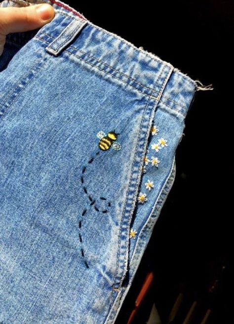 Diy Jeans Ideas, Bees Art, Customised Denim Jacket, Painted Shorts, Unique Jeans, Clothes Embroidery Diy, Art Jeans, Denim Embroidery, Denim Art