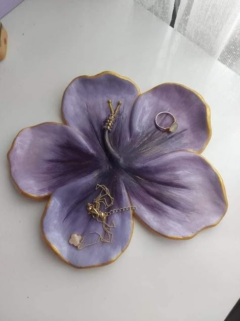 Clay Plates Flower, Easy Clay Gift Ideas, Flower Air Dry Clay, Clay Hibiscus Flower, Cute Clay Plates, Cute Clay Ideas Aesthetic, Diy Clay Plate, Ceramics Slab Ideas, Clay Ideas Plate