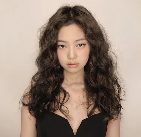 Jennie Kim Curly Hair, Kpop Idol Curly Hair, Korean Girl Curly Hair, Hispanic Curly Hair, Asian Curly Hair, Asian Hair Perm, Curly Asian Hair, Korean Wavy Hair, Wavy Hair Perm