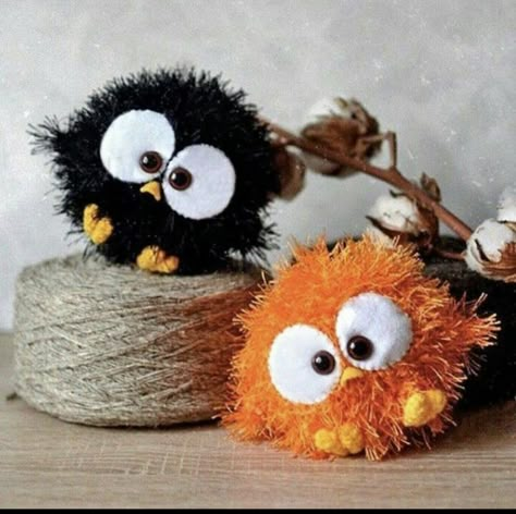 Yarn Animals, Pom Pom Animals, Pompon Diy, Pom Crafts, Yarn Dolls, Diy Pom Pom, Diy Yarn Crafts, Pom Pom Crafts, Animal Crafts