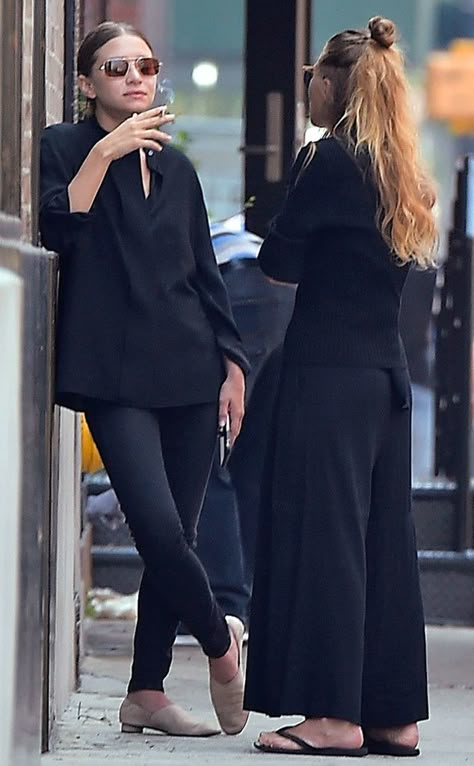 Ashley Olsen Style, Olsen Fashion, Black Culottes, Olsen Twins Style, Mary Kate Ashley Olsen, Olsen Sisters, Olsen Style, Mary Kate And Ashley Olsen, Mary Kate And Ashley