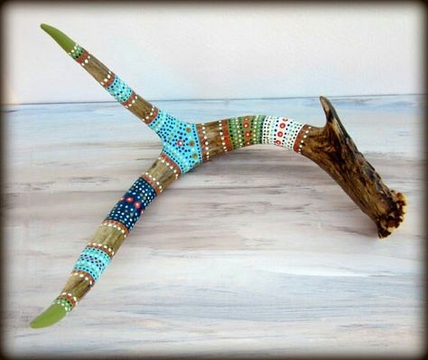 Painted antler Antler Ideas, Painted Antlers, Woodland Cabin, Painted Deer, Antler Crafts, Painted Driftwood, Deer Horns, Antler Art, Decor Western