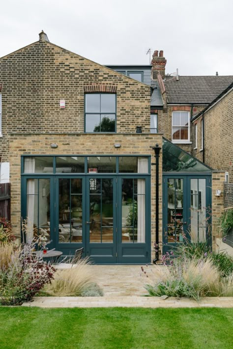 CARAMEL LONDON, NW6 -SHOOTFACTORY - LONDON HOUSES-07 Victorian Terrace Extension, Terrace House Extension, Victorian House London, London Terrace House, Terrace House Exterior, Side Return Extension, Townhouse Exterior, Victorian Renovation, Bedroom Victorian