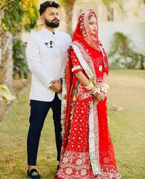 Rajasthani Bride, Indian Bride Poses, Dress Couple, Rajasthani Dress, Bridesmaid Photoshoot, Indian Wedding Poses, Rajputi Dress, Indian Wedding Photography Couples, Indian Bridal Photos