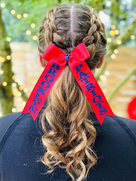 #jandabydesign #cheersquadgifts #coachesgifts #baseballmom #softballmom #Fastpitchmom #giftsforsoftballplayers #giftsforbaseballplayers #giftsforfastpitchplayers #longbows #Softballbows #fastpitchbows #fastpitchhair #softballhair #hairstreamers #volleyballhair #streamers #Volleyballhair #SoccerHair #volleyballlife #softballlife #fastpitchlife #Soccerlife Cheer Hair For Pictures, Cheer Squad Gifts, Cheer Nationals, Cheerleader Gifts, Soccer Hair, Volleyball Gear, Softball Bows, Gifts For Baseball Players, Softball Hairstyles